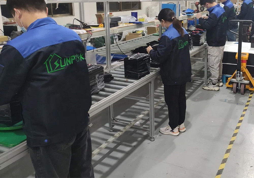 Off-Grid All In One Ess Eu Warehouse Dibangun di 5,12Kwh 50Ah 200Ah 100Ah 51.2V 5kw Inverter Baterai